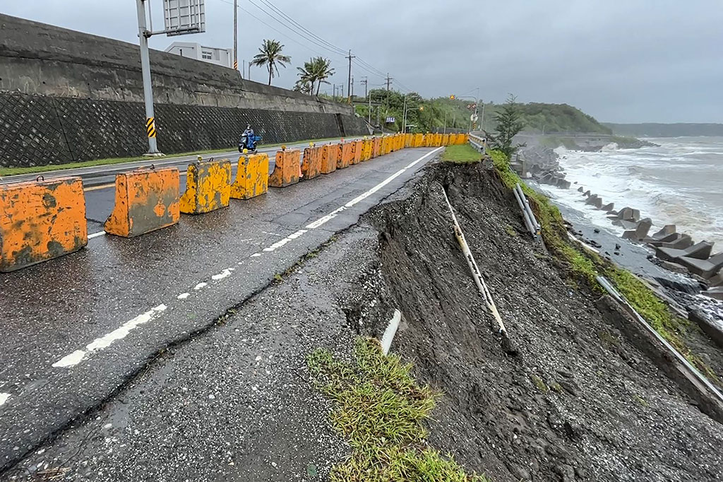 Curah hujan tinggi disertai angin kencang terjadi di seluruh Taiwan, Senin, 4 September 2023. Haikui awalnya terlihat meninggalkan pulau itu, melakukan pendaratan kedua kemarin pagi di barat daya Kaohsiung, sebelum kemudian melemah menjadi badai tropis saat bergerak menuju Selat Taiwan.