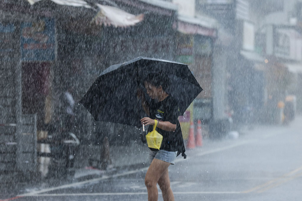 Tidak ada laporan korban jiwa. Namun, kerusakan terlihat di pesisir Taitung, sebuah daerah pegunungan di Taiwan timur yang dihantam badai itu secara langsung sehari sebelumnya. “Saya telah tinggal di sini begitu lama dan tidak pernah melihat embusan angin seperti itu,” kata Chen Hai-feng, 55, seorang kepala desa di Kota Donghe, Taitung.