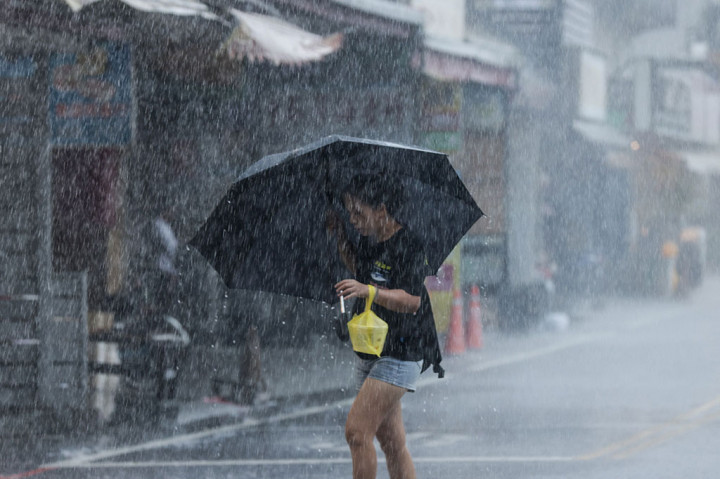 Tidak ada laporan korban jiwa. Namun, kerusakan terlihat di pesisir Taitung, sebuah daerah pegunungan di Taiwan timur yang dihantam badai itu secara langsung sehari sebelumnya. “Saya telah tinggal di sini begitu lama dan tidak pernah melihat embusan angin seperti itu,” kata Chen Hai-feng, 55, seorang kepala desa di Kota Donghe, Taitung.