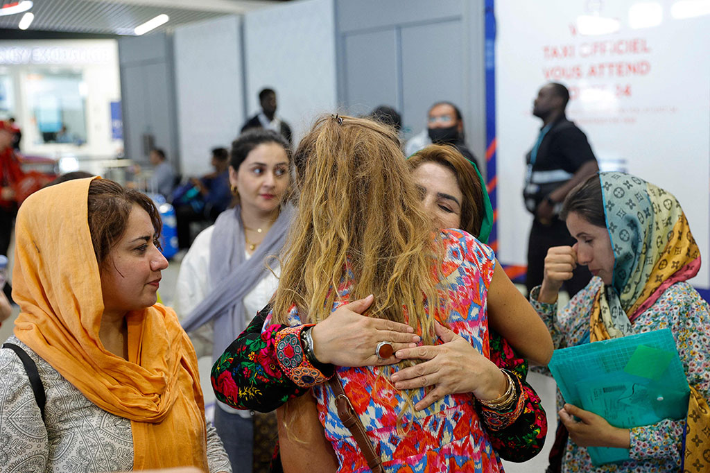 Pemerintah Prancis mengevakuasi sejumlah perempuan Afghanistan yang mendapat ancaman dari pihak Taliban ke Paris. Kepala Otoritas Imigrasi Prancis Didier Leschi mengatakan, lima perempuan warga Afghanistan itu tiba pada Senin, 4 September 2023 waktu setempat (Selasa, 5 September dini hari WIB).