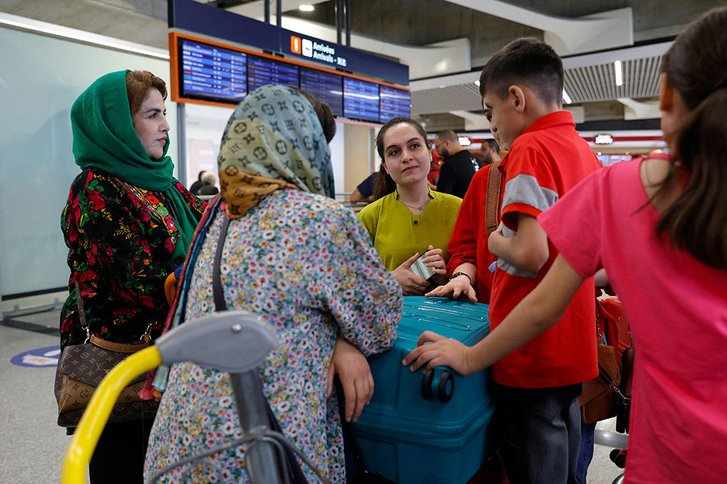 Mereka melarikan diri ke negara tetangga Pakistan untuk mencari perlindungan sementara. Dari sana, ungkap Leschi, pihak berwenang Prancis mengatur evakuasi mereka. Begitu mereka tiba di Prancis, mereka akan didaftarkan sebagai pencari suaka dan diberikan tempat tinggal sementara. Permohonan status pengungsi mereka pun dipertimbangkan.