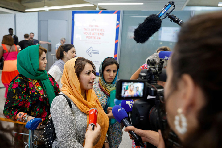 Menurut laporan Afghan Witness, ditemukan adanya 3.329 klaim pelanggaran hak asasi manusia. Para peneliti yang menggunakan data sumber terbuka mendokumentasikan 1.977 klaim pelanggaran HAM, di antaranya kasus pembunuhan, penahanan secara sewenang-wenang, dan penyiksaan sejak Januari tahun lalu.