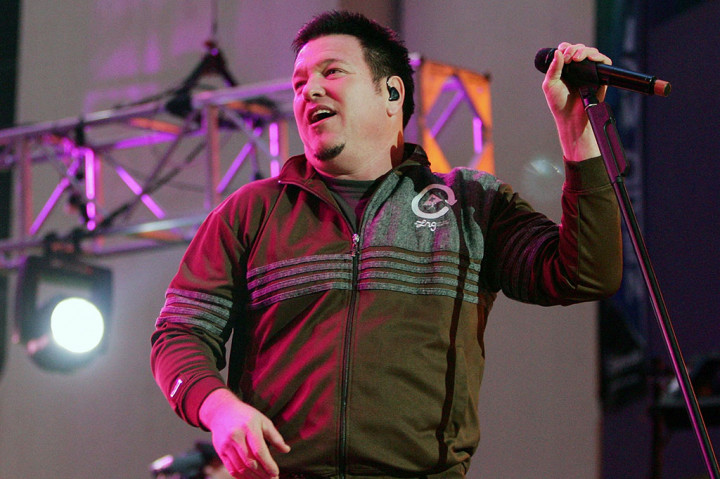 Steve Harwell, anggota pendiri dan mantan pemimpin band rock AS Smash Mouth, meninggal dunia Senin, 4 September 2023 pada usia 56 tahun. Smash Mouth terkenal dengan lagu hitnya 'All Star' dan 'Walkin' on the Sun'.