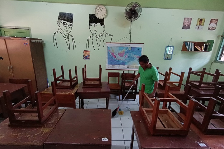  Penjabat (Pj) Gubernur DKI Jakarta Heru Budi Hartono mengatakan Pembelajaran Jarak Jauh (PJJ) diberlakukan untuk sekolah di Jakarta Pusat dan Jakarta Selatan selama berlangsung Konferensi Tingkat Tinggi (KTT) Ke-43 ASEAN pada 4-7 September 2023.  