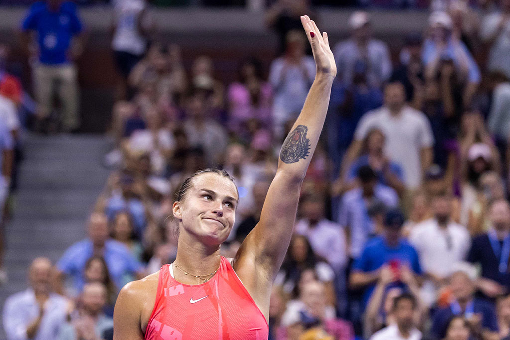 Petenis putri Belarus Aryna Sabalenka melakukan selebrasi setelah berhasil maju ke babak perempat final US Open, Selasa, 5 September 2023 WIB.