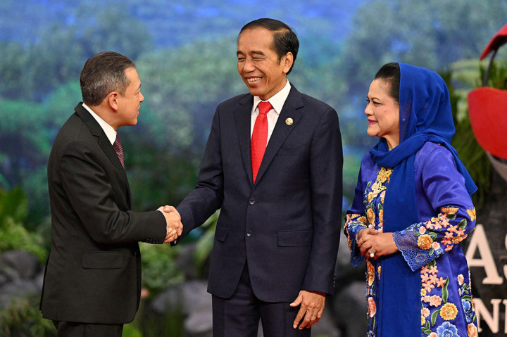 Presiden Joko Widodo dan Ibu Negara Iriana Jokowi menyambut kedatangan para kepala negara dan pemerintahan yang menghadiri KTT ke-43 Perhimpunan Bangsa-Bangsa Asia Tenggara di Plenary Hall Balai Sidang Jakarta (JCC), Senayan, Jakarta, Selasa, 5 September 2023.