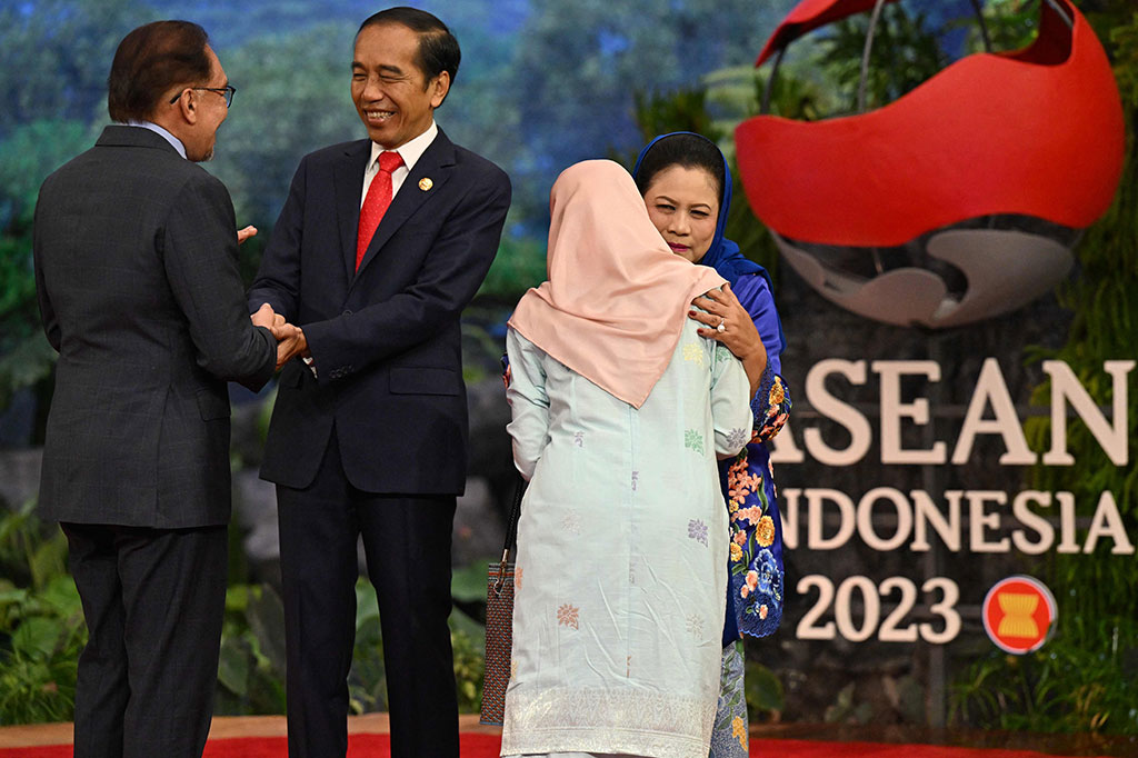 Kemudian, Perdana Menteri Malaysia Anwar Ibrahim, Perdana Menteri Vietnam Pham Minh Chinh, dan Sultan Brunei Darussalam Hassanal Bolkiah yang didampingi  Pangeran Abdul Mateen.