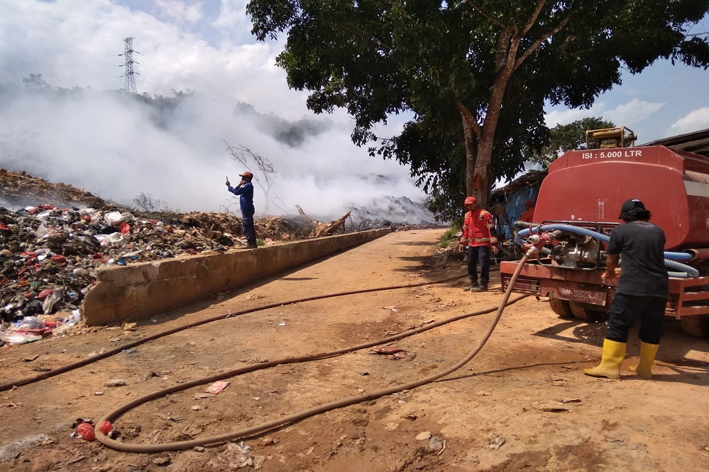 Tumpukan sampah yang terbakar malam kemarin sudah sempat di padamkan. Namun, Selasa, 5 September 2023 pagi api kembali menyala.