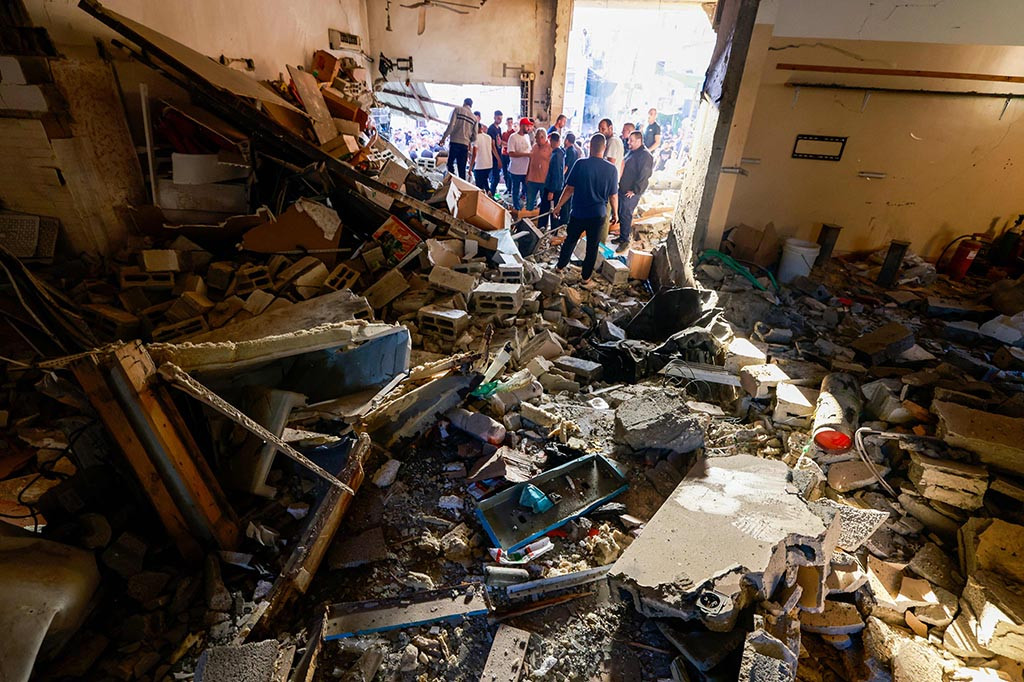 “Ayed Samih Khaled tertembak peluru tajam pendudukan (Israel) yang ditembakkan ke kepala,” kata kementerian itu.