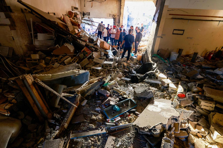 “Ayed Samih Khaled tertembak peluru tajam pendudukan (Israel) yang ditembakkan ke kepala,” kata kementerian itu.