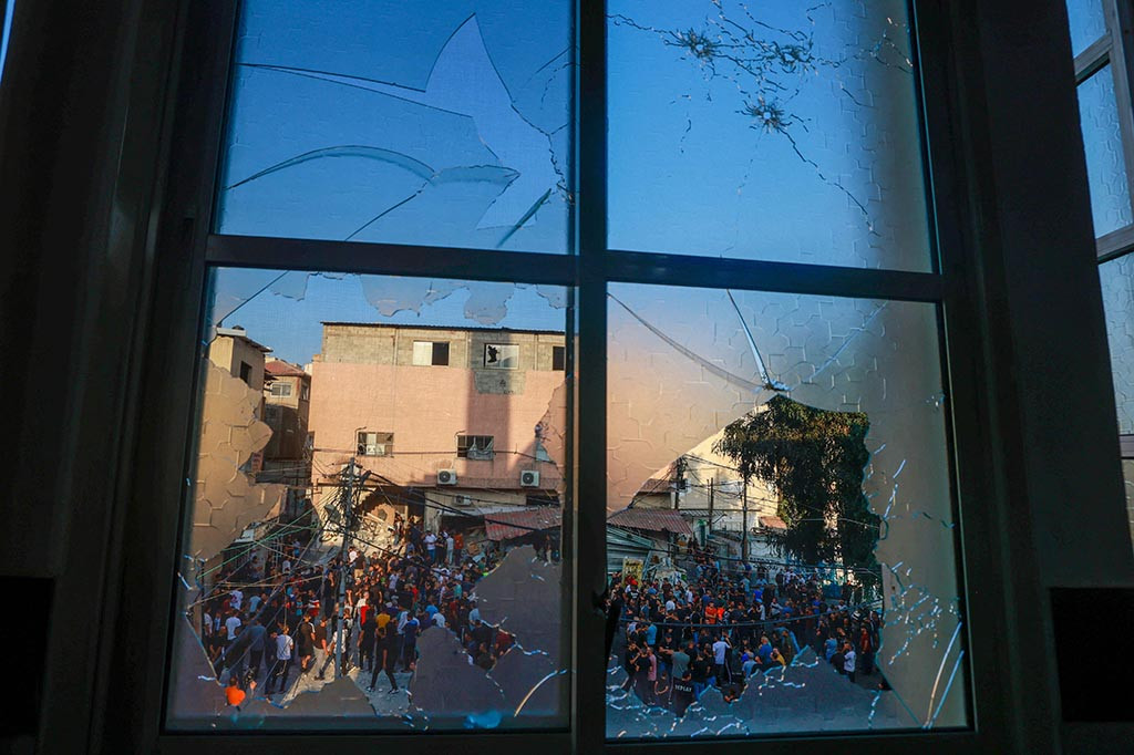 Penduduk kamp Nur Shams dekat kota Tulkarem di bagian utara Tepi Barat mengatakan pasukan Israel memasuki kamp tersebut sekitar tengah malam (Senin pukul 21.00 GMT).