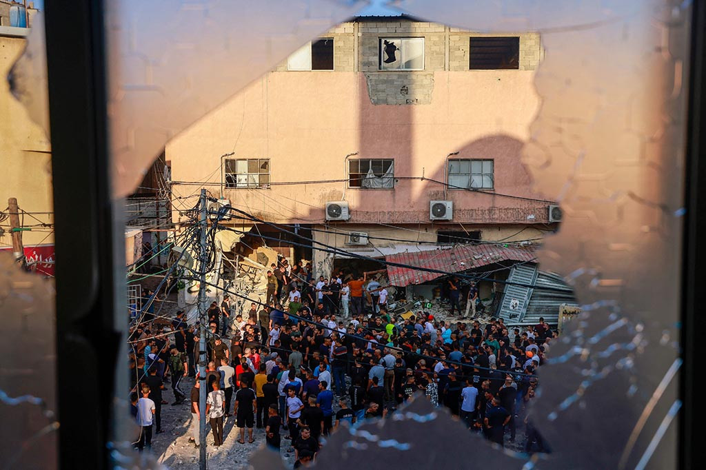 “Segera setelah mereka memasuki kamp, ??bentrokan terjadi antara beberapa militan dan tentara,” kata seorang warga yang enggan disebutkan namanya kepada AFP karena alasan keamanan.