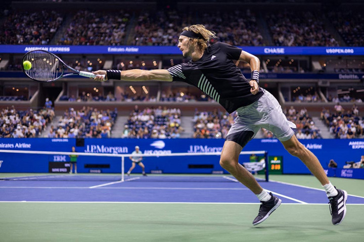 Alexander Zverev mengalahkan Jannik Sinner dalam maraton AS Terbuka lima set larut malam untuk maju ke perempat final dengan juara bertahan Carlos Alcaraz.