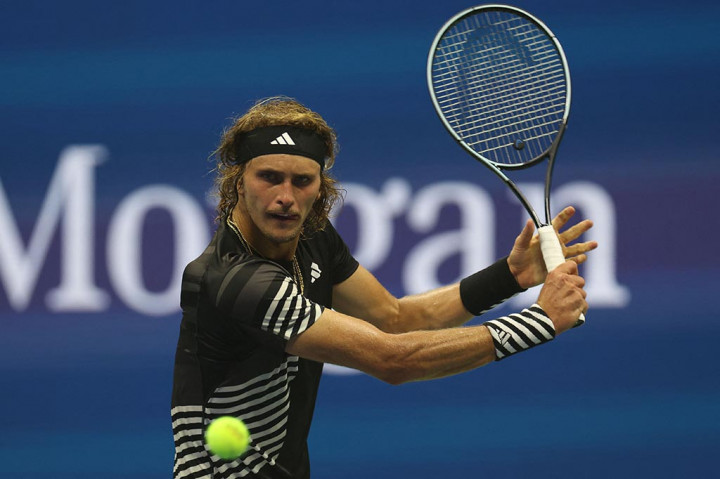 Unggulan ke-12 dari Jerman Zverev mengalahkan Sinner 6-4, 3-6, 6-2, 4-6, 6-3 dalam pertandingan melelahkan yang berdurasi 4 jam 41 menit dan berakhir pada pukul 01.39 waktu setempat pada Selasa, 5 September 2023 pada malam yang lembab di New York.