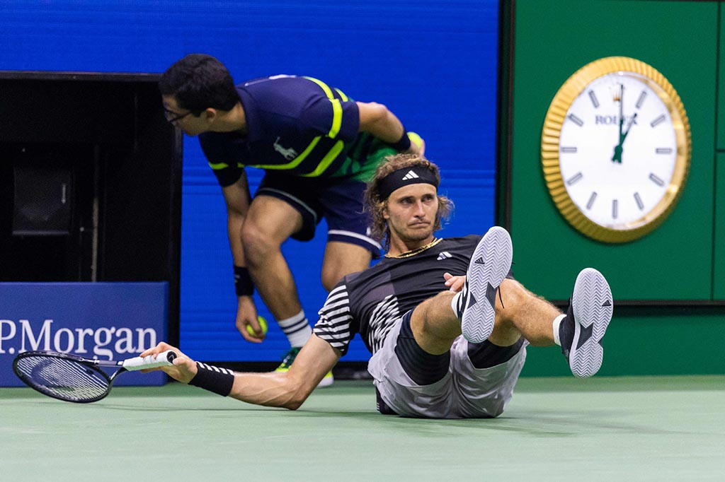 Zverev meraih kemenangan keduanya atas unggulan keenam asal Italia itu dalam tiga tahun di Flushing Meadows dan melaju ke perempat final ketiga di sini setelah pertandingan AS Terbuka terpanjang dalam kariernya.