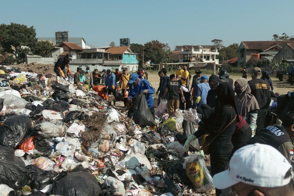 Plh Wali Kota Bandung, Ema Sumarna meninjau langsung kegiatan pemilihan masal dan pengerukan lubang sampah organik di Kecamatan Cibiru, Selasa, 5 September 2023 mengatakan, pihaknya menginsruksikan silahkan camat mencari lahan Pemda atau masyarakat.
