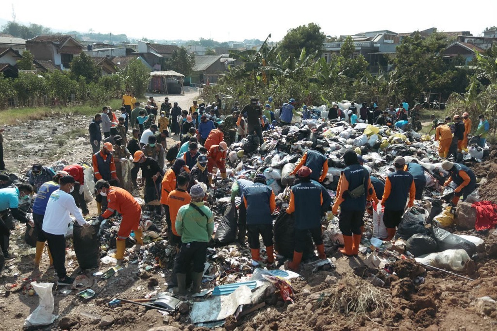 Upaya membuat lubang besar ini, guna menangani penumpukan sampah di beberapa ruas jalan dan tempat pembuangan sementara (TPS) di wilayah Kecamatan Cibiru. Selain pembuatan lubang pembuangan sampah organik, ratusan warga bersama ASN, TNI dan Polri se-Kecamatan Cibiru juga melakukan kegiatan pemilihan sampah masal.