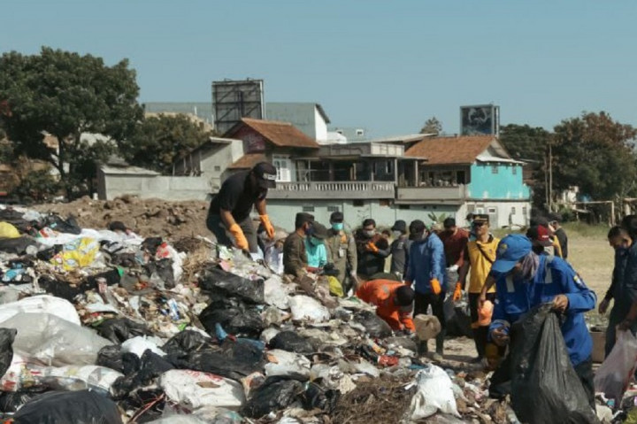 Pemerintah Kota (Pemkot) Bandung Jawa Barat (Jabar) membuat titik lubang besar guna membuang dan mengubur sampah organik. Lubang besar yang dibuat itu salah satunya berada di Kecamatan Cibiru, setelah sebelumnya lubang juga dibuat di Taman Tegallega.