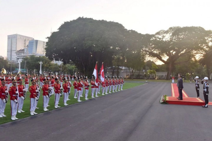 Presiden Jokowi dan PM Trudeau lalu berbincang empat mata di veranda belakang Istana Merdeka dan selanjutnya melangsungkan pertemuan bilateral.