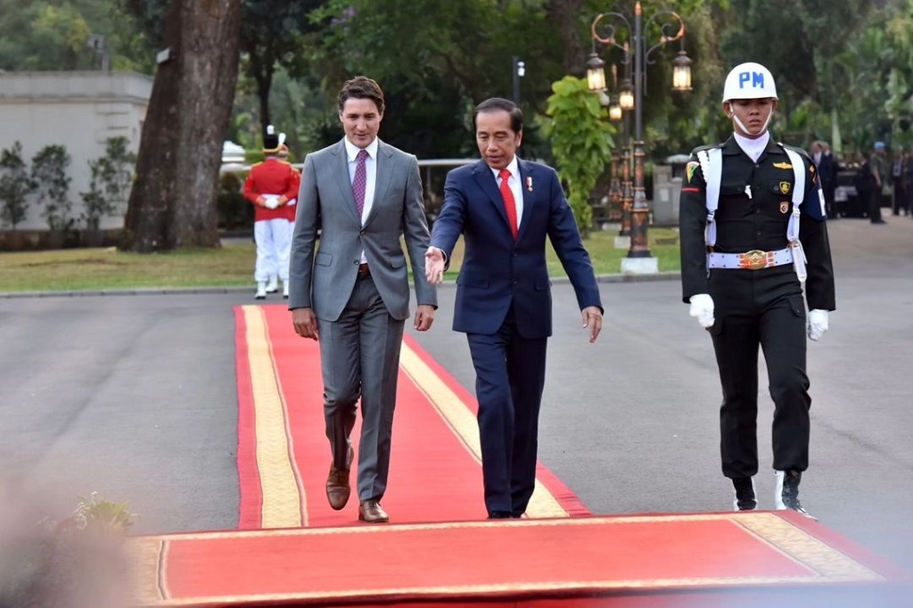 PM Trudeau tiba di Istana Kepresidenan Jakarta sekitar pukul 17.00 WIB. Kehadiran PM Trudeau disambut Presiden Joko Widodo di teras Halaman Istana Merdeka, Jakarta dan dengan upacara kehormatan.