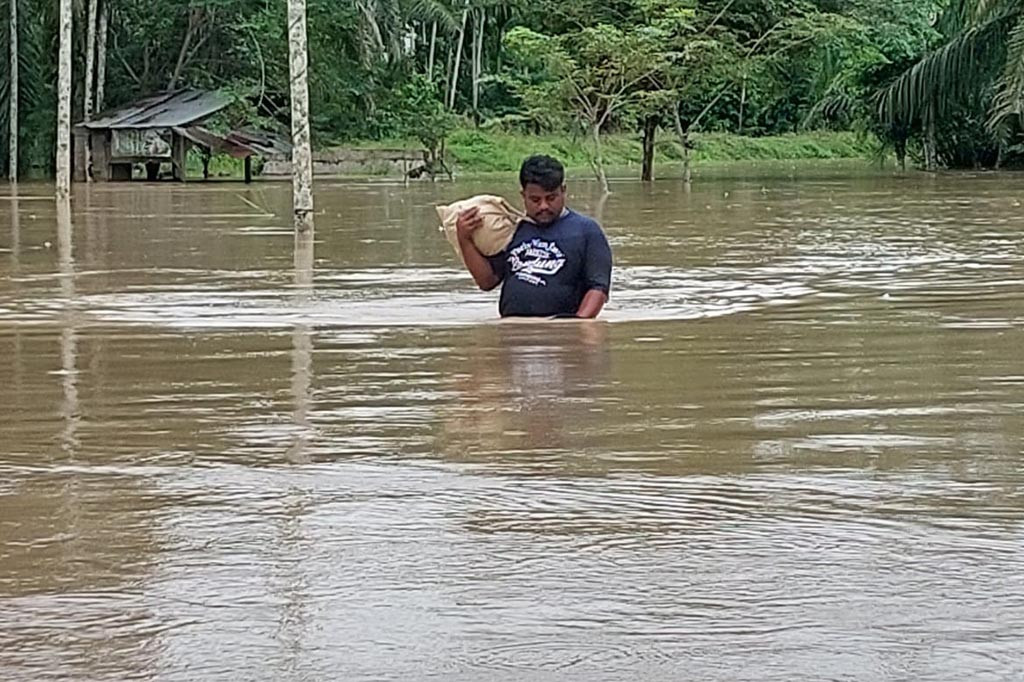 Setelah diguyur hujan seharian pada Senin, 4 September 2023, lima kecamatan di kawasan Kabupaten Aceh Utara, Provinsi Aceh, terendam banjir. Akibatnya aktivitas perekonomian warga terganggu.