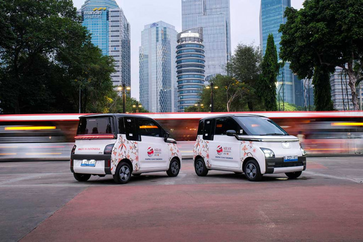 Sebanyak 150 unit Air ev varian Long Range bertugas untuk mendukung mobilitas para delegasi selama konferensi tingkat tinggi berlangsung. Air ev dihiasi dengan livery khusus bermotif batik khas Betawi, logo KTT ASEAN 2023, tulisan ‘Made in Indonesia’ pada pintu bagasi, bendera merah putih di bagian kap depan, serta tulisan ‘Shaping Clean Tomorrow’ di kedua pintu yang mewakili semangat Wuling untuk menuju masa depan yang lebih bersih dengan kendaraan yang ramah lingkungan.