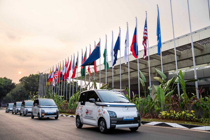 Para delegasi dan partisipan yang berasal dari 22 negara serta organisasi internasional melakukan perjalanan dengan menggunakan Air ev. Kendaraan listrik yang diproduksi di Indonesia ini menawarkan pengalaman berkendara ramah lingkungan serta sederet kemudahan selama melintasi berbagai kondisi lalu lintas untuk menuju lokasi kegiatan KTT ASEAN 2023 Jakarta.