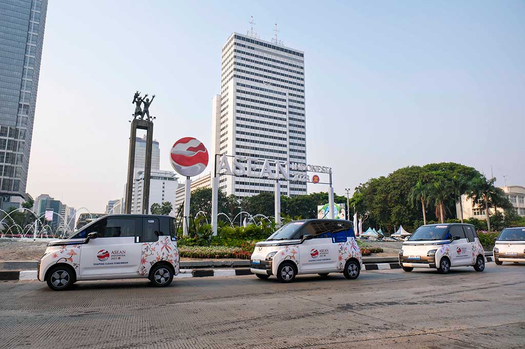 Wuling Air ev Long Range menjadi pilihan moda transportasi para delegasi berkat kemampuan jarak tempuhnya yang mencapai hingga 300 kilometer dalam satu kali pengisian. Air ev menjawab kebutuhan berkendara para delegasi dan partisipan KTT ASEAN 2023 Jakarta yang mudah dikendarai dan ramah lingkungan hingga akhir rangkaian acara. Tidak hanya itu, Wuling Air ev sebagai kendaraan listrik juga bebas dari aturan ganjil genap sehingga memudahkan para delegasi dan partisipan KTT ASEAN 2023 Jakarta ketika melintasi jalur ganjil genap.