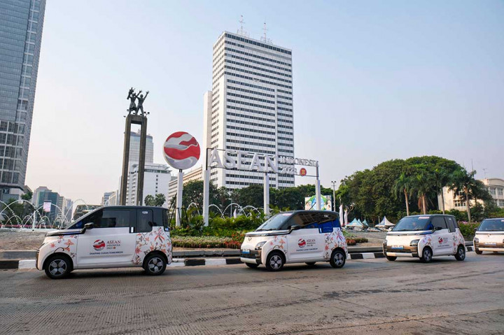 Wuling Air ev Long Range menjadi pilihan moda transportasi para delegasi berkat kemampuan jarak tempuhnya yang mencapai hingga 300 kilometer dalam satu kali pengisian. Air ev menjawab kebutuhan berkendara para delegasi dan partisipan KTT ASEAN 2023 Jakarta yang mudah dikendarai dan ramah lingkungan hingga akhir rangkaian acara. Tidak hanya itu, Wuling Air ev sebagai kendaraan listrik juga bebas dari aturan ganjil genap sehingga memudahkan para delegasi dan partisipan KTT ASEAN 2023 Jakarta ketika melintasi jalur ganjil genap.