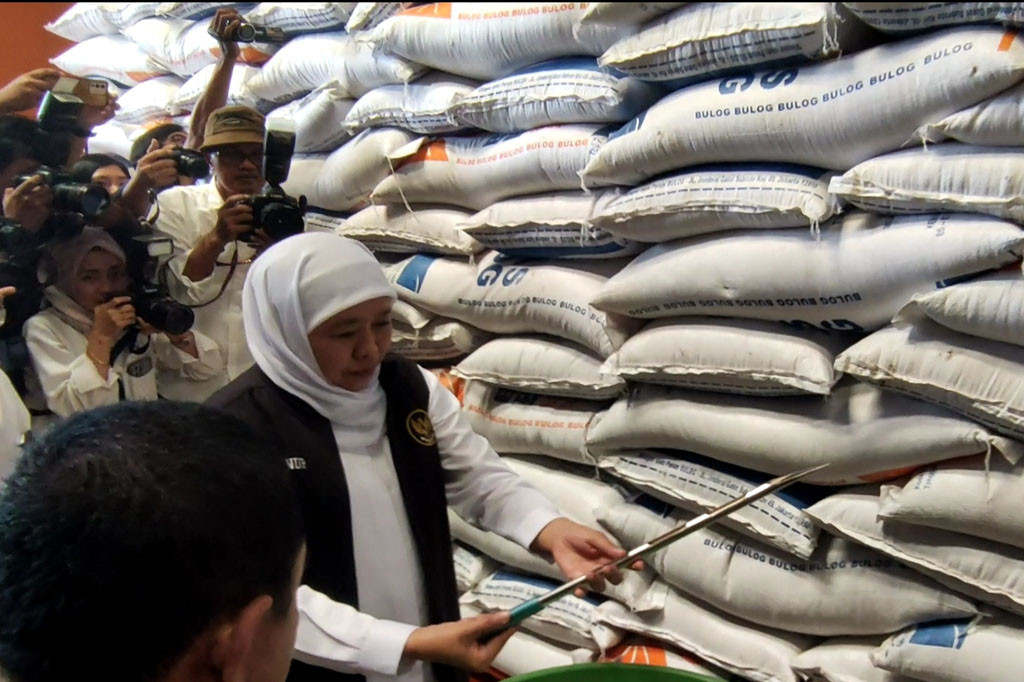 Khofifah menegaskan, produksi gabah dan beras di Jatim tahun ini sebenarnya naik 10 persen dibandingkan tahun lalu. Namun harga beras di pasaran malah naik, terdampak lonjakan harga gabah kering panen (GKP) melampaui HET. 