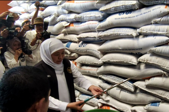 Khofifah menegaskan, produksi gabah dan beras di Jatim tahun ini sebenarnya naik 10 persen dibandingkan tahun lalu. Namun harga beras di pasaran malah naik, terdampak lonjakan harga gabah kering panen (GKP) melampaui HET. 