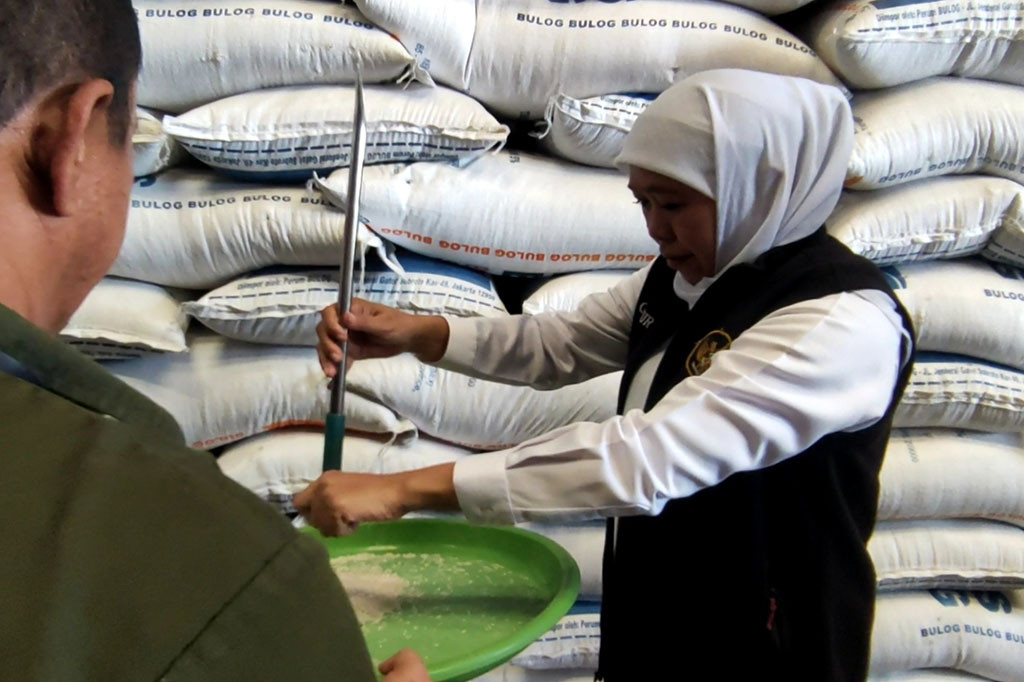 Di tengah lonjakan harga beras, Gubernur Jawa Timur Khofifah Indar Parawansa mendorong para bupati dan walikota di wilayah jajarannya, untuk menggelar operasi pasar murah. Operasi pasar murah beras di bawah harga eceran tertinggi (HET) diharapkan bisa meringankan beban masyarakat di tengah naiknya harga beras di pasaran.