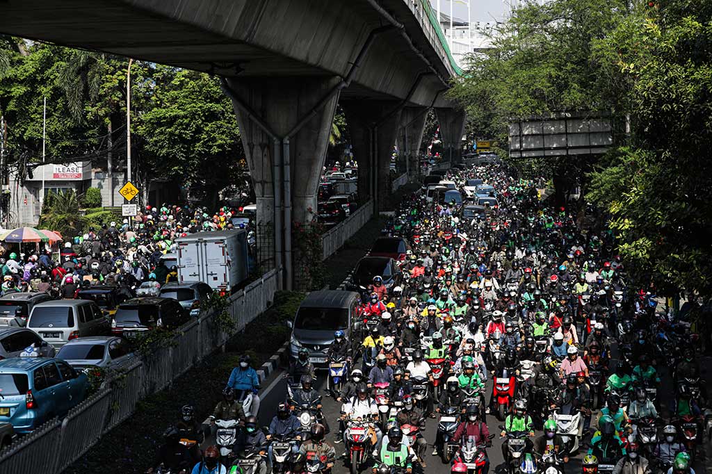 Kendaraan yang didominasi sepeda motor terjebak kemacetan dari dua arah Blok-M menuju Pancoran dan Pancoran menuju Blok M di kawasan Tendean, Jakarta Selatan, Rabu, 6 September 2023. 