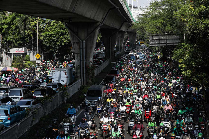 Kendaraan yang didominasi sepeda motor terjebak kemacetan dari dua arah Blok-M menuju Pancoran dan Pancoran menuju Blok M di kawasan Tendean, Jakarta Selatan, Rabu, 6 September 2023. 