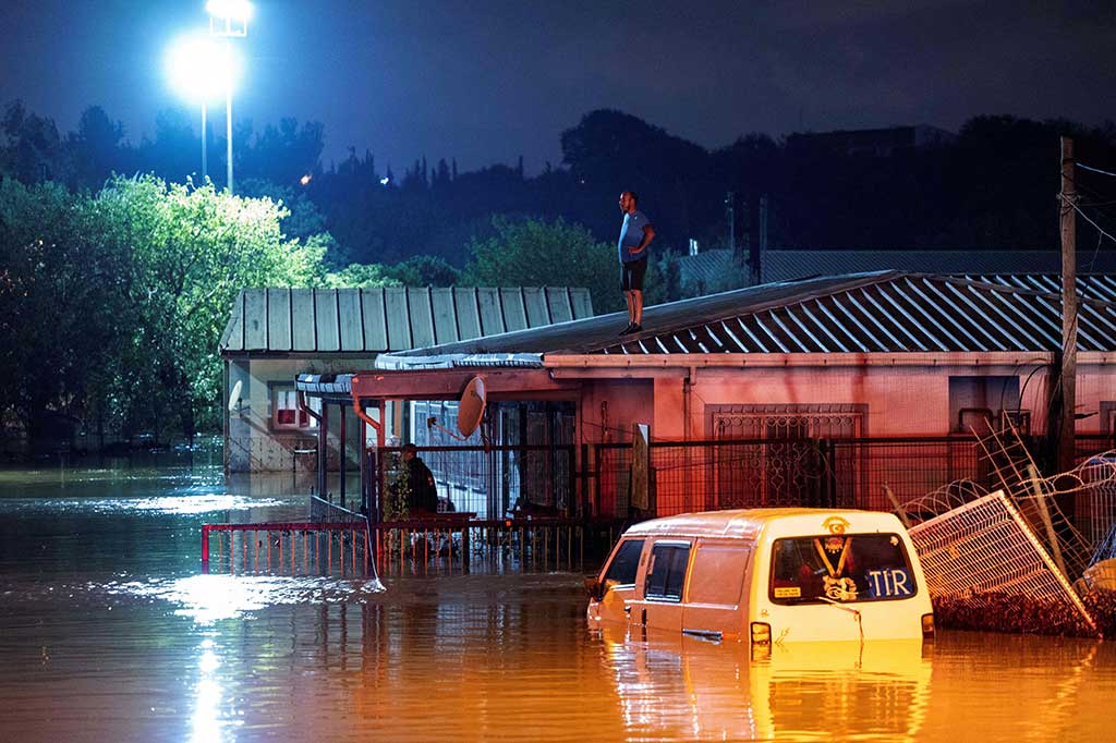 Tayangan di televisi dan media sosial menunjukkan derasnya air menyapu mobil dan kios pasar kota.