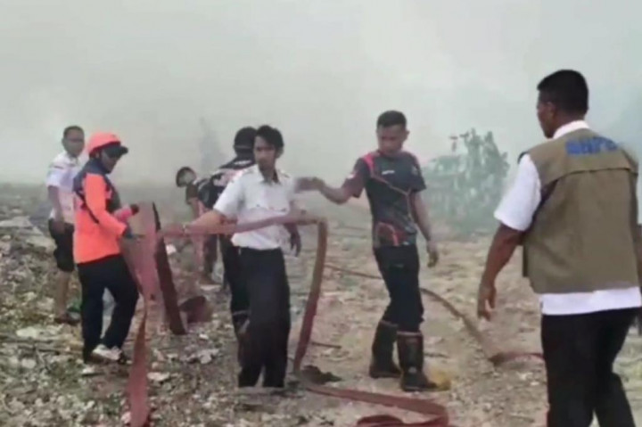 Meski demikian, kebakaran ini diduga disebabkan oknum yang bakar sampah hingga meluas ke lahan sekitarn. Amir Maricar mengatakan, peristiwa kebakaran lahan juga terjadi bulan lalu akibat pembakaran sampah.