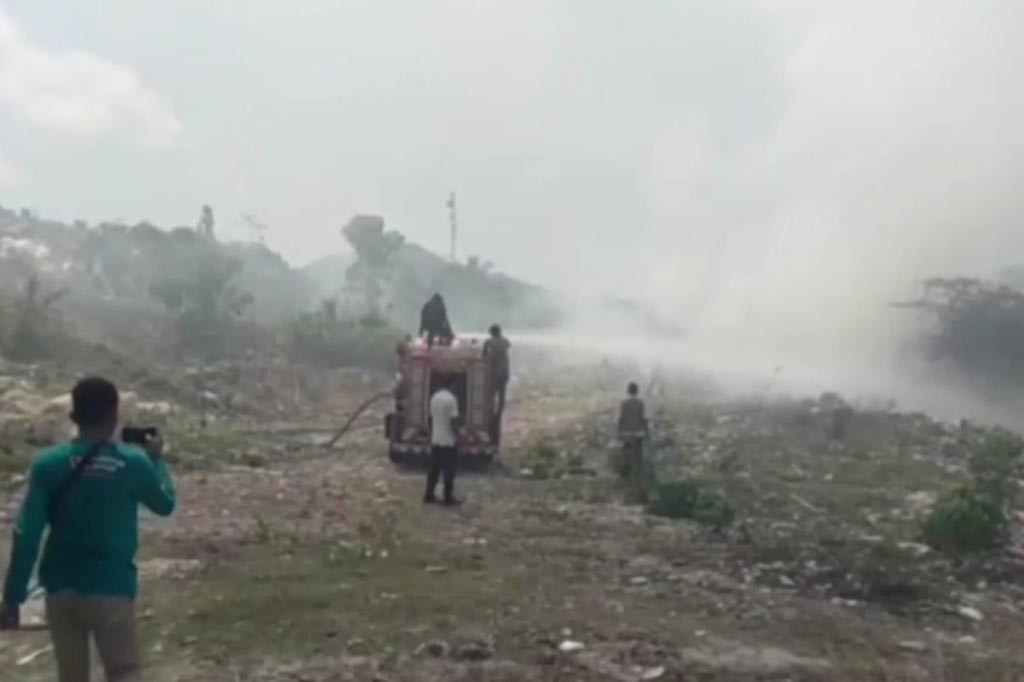 Armada kebakaran dari Pemerintah Kabupaten atau Pemkab Mamuju diterjunkan ke lokasi kejadian. Setelah melakukan upaya pemadaman, kobaran api pun berhasil dipadamkan.