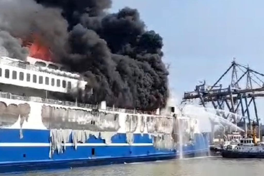 Kepala Seksi Operasional Kantor Badan Pencarian dan Pertolongan atau SAR Nasional (Basarnas) Banten Heru Amir menyatakan Basarnas berupaya keras memadamkan api di kapal ferry yang terbakar di Pelabuhan Indah Kiat, Merak, Cilegon, Banten, Rabu, 6 September 2023.