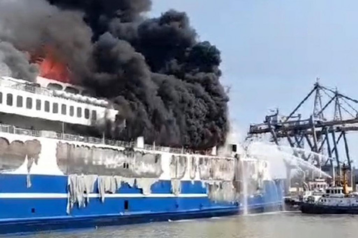 Kepala Seksi Operasional Kantor Badan Pencarian dan Pertolongan atau SAR Nasional (Basarnas) Banten Heru Amir menyatakan Basarnas berupaya keras memadamkan api di kapal ferry yang terbakar di Pelabuhan Indah Kiat, Merak, Cilegon, Banten, Rabu, 6 September 2023.