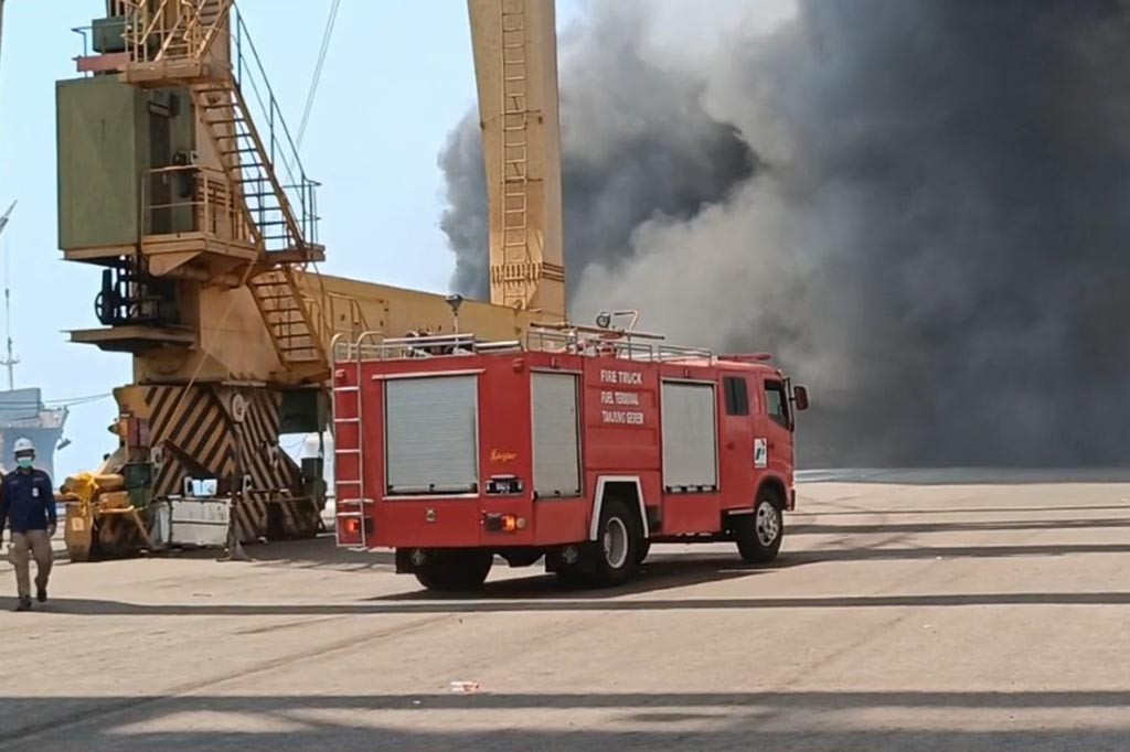 Sementara itu, warga Merak beramai ramai menonton kapal Ferry terbakar di Pelabuhan Indah Kiat Merak karena asap mengepul hitam masih belum padam hingga pukul 16.48 WIB.