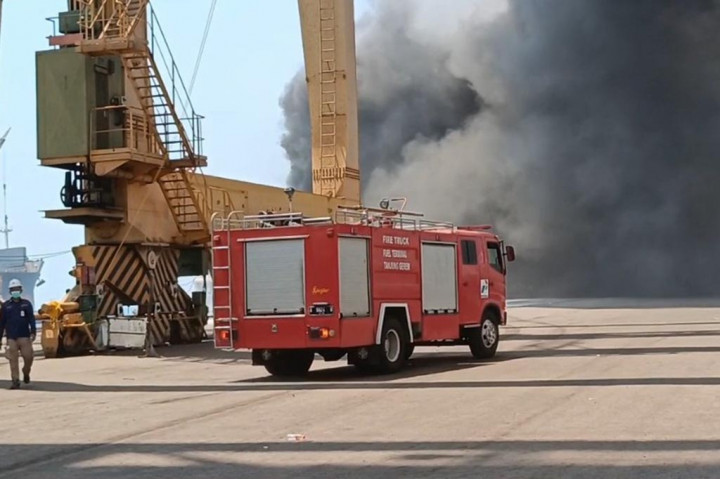 Sementara itu, warga Merak beramai ramai menonton kapal Ferry terbakar di Pelabuhan Indah Kiat Merak karena asap mengepul hitam masih belum padam hingga pukul 16.48 WIB.