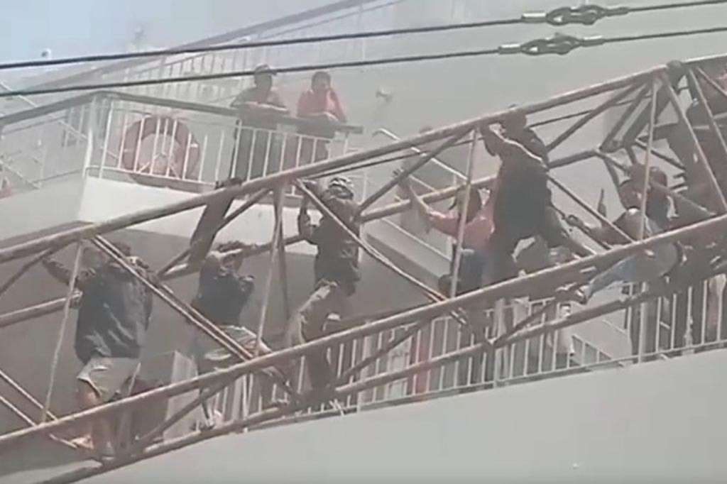 Namun, kesulitan untuk masuk ke atas kapal, karena asap begitu hitam pekat mengepul ke atas. Kebakaran kapal tersebut, kata dia, hingga kini tidak ditemukan korban jiwa baik penumpang maupun anak buah kapal.  