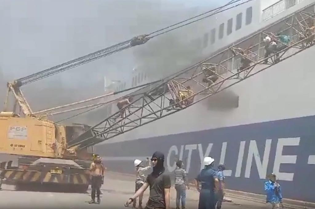 Kantor Basarnas Banten dengan tim SAR lainnya, seperti TNI, Polri, ASDP, dan lainnya bekerja keras untuk memadamkan api di atas kapal.