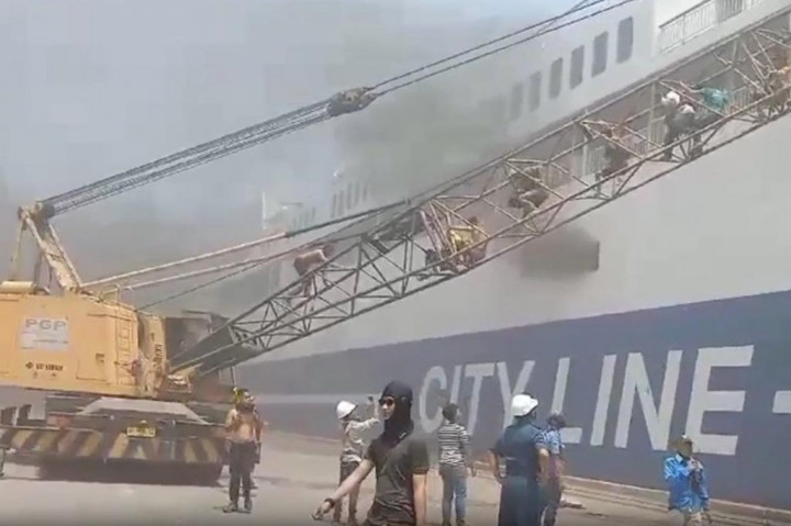 Kantor Basarnas Banten dengan tim SAR lainnya, seperti TNI, Polri, ASDP, dan lainnya bekerja keras untuk memadamkan api di atas kapal.