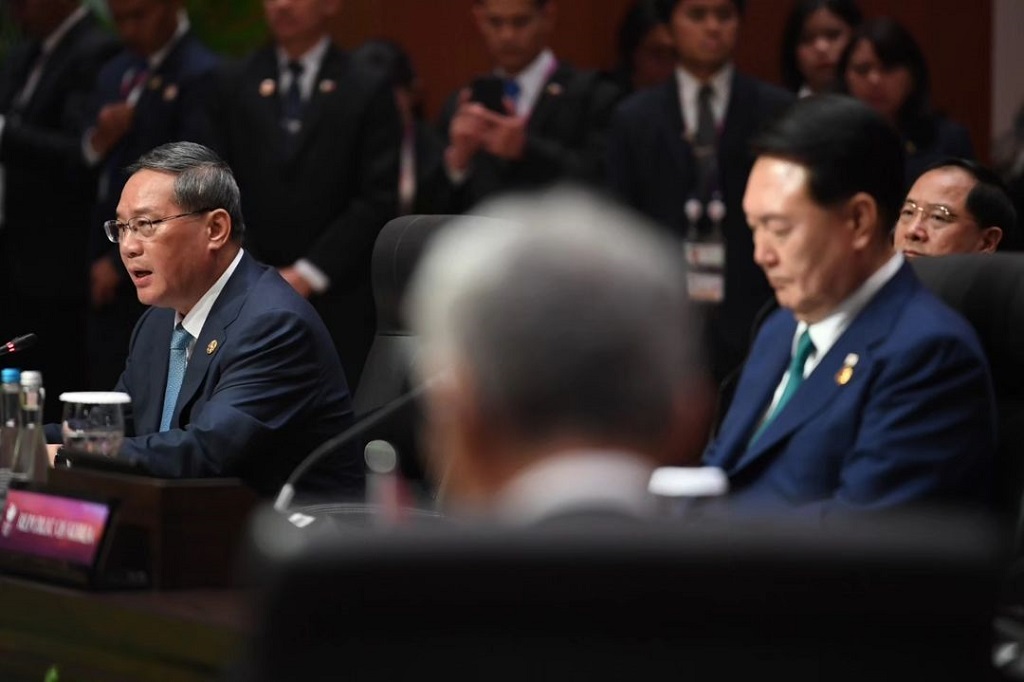 Dalam pembukaan KTT ASEAN Plus Tiga (ASEAN Plus Three/APT), Jokowi menyatakan peluang-peluang kerja sama baru perlu diciptakan untuk mendukung pembangunan ekonomi hijau sebagai prioritas masa depan.