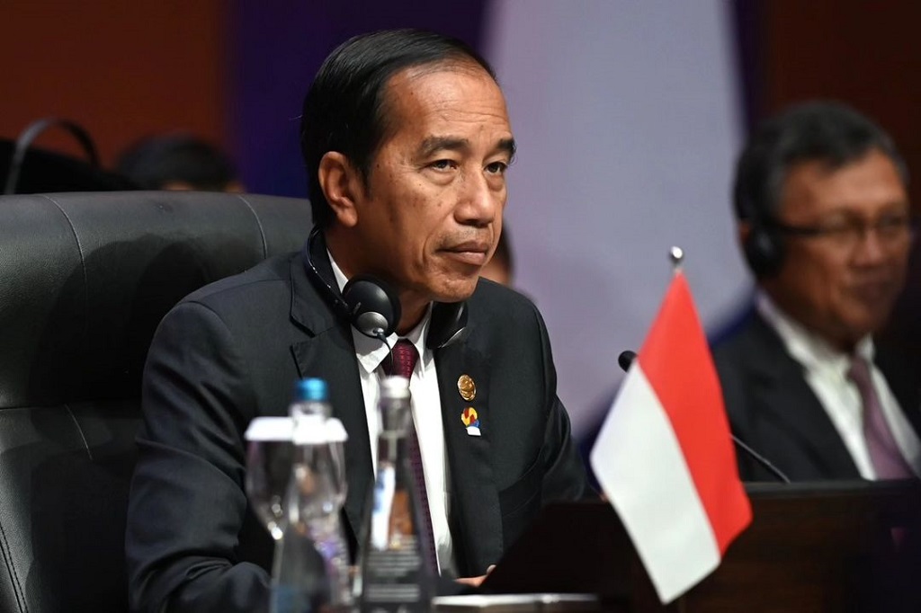 Presiden Joko Widodo mengajak Tiongkok, Jepang, dan Korea Selatan untuk bekerja sama mengembangkan ekosistem kendaraan listrik (electronic vehicle/EV).