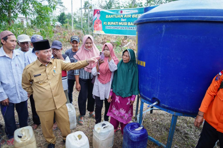 Kekeringan sudah melanda sejumlah kecamatan di Musi Banyuasin, Sumatra Selatan. Karena itu, sebagai upaya membantu warganya yang kesulitan mendapatkan air bersih, Pemerintah Kabupaten Muba pun sudah mengeluarkan langkah-langkah untuk menangani hal tersebut.