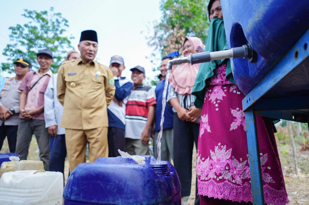 Ia menjelaskan, pendistribusian air bersih ini dilakukan sebagai upaya menangani El Nino yang saat ini sudah terlihat dampaknya berupa kekeringan yang panjang. Air bersih yang didistribusikan bekerjasama dengan PDAM.