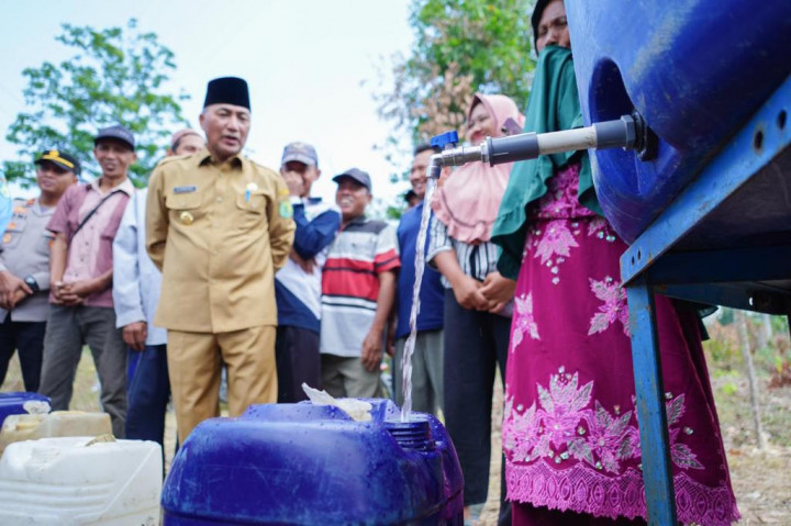 Ia menjelaskan, pendistribusian air bersih ini dilakukan sebagai upaya menangani El Nino yang saat ini sudah terlihat dampaknya berupa kekeringan yang panjang. Air bersih yang didistribusikan bekerjasama dengan PDAM.