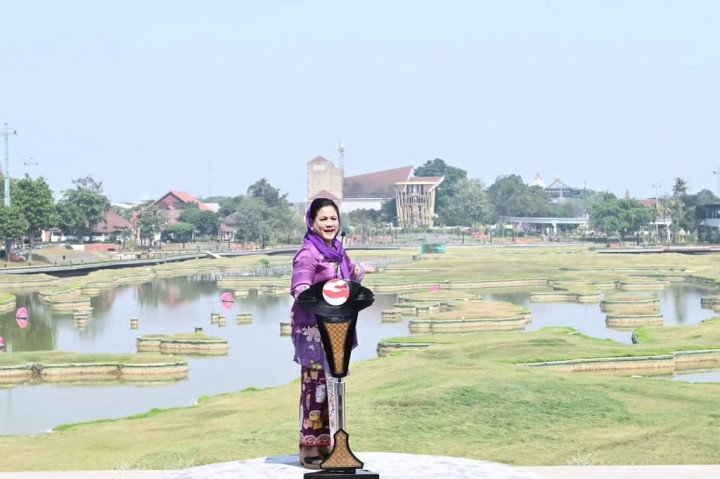 Ibu Negara Iriana Joko Widodo memperlihatkan versi mini Indonesia di Taman Mini Indonesia Indah (TMII) Archipelago kepada para pendamping pemimpin ASEAN dan negara mitra sebagai bagian dari rangkaian Konferensi Tingkat Tinggi (KTT) ke-43 ASEAN.